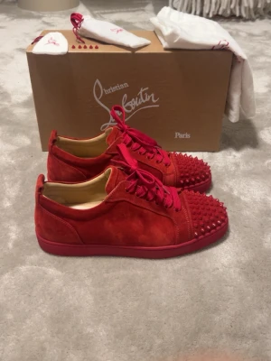 Röda Christian Louboutin sneakers - Säljer ett Par Christian Louboutin Louis junior Skick: 10/10🧮  Inkluderat: Allting Og Ingår!♦️  Pris: 4699kr ej hugget i sten🎗️  Storlek: 42,5-43,5♣️  Snabbaffär = priset sänks-SERIÖSA BUD🔓