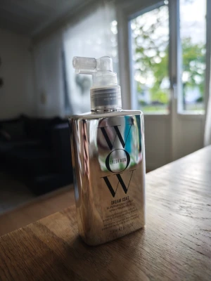 Color Wow Dream Coat spray 200ml - Uppdkattar ca 70% kvar. Color Wow Dream Coat är en fuktresistent spray för håret som ger glans och silkeslen känsla. Flaskan är silverfärgad med spegelblank finish och har en praktisk spraypump. Perfekt för att tämja frissigt hår och skydda mot fukt.