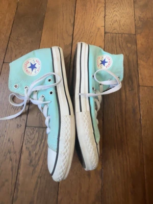 Turkosa Converse All Star Highs - Säljer ett par klassiska Converse All Star high tops i en fräsch turkos färg med vita snören och sula. 