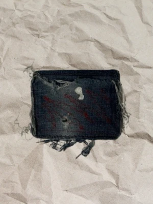 Mörkblå jeansplånbok med slitningar - Unik plånbok i mörkblå denim med tydliga slitningar och fransiga kanter. Perfekt för dig som vill sticka ut med accessoarer i jeansmaterial.
