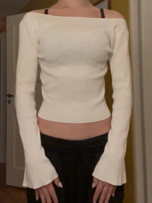 Vit offshoulder ribbad topp - En sällan använd vit ribbad tröja med utsvängda armar och lite öppen rygg från H&M Divided. Storlek M. Bra skick. (80% viskos och 20% nylon)