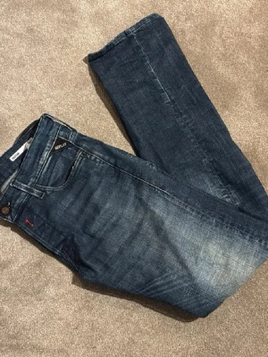Replay waitom - Säljer ett par schyssta replay jeans. De är i w30 l32 och ja skulle säga att de är mer slim än vanliga waitom modellen som brukar vara straight. Så hör av er om ni har några fler frågor!🙌