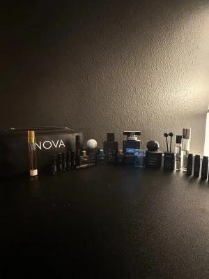 Parfymset med flera dofter och necessär - Fulla flaskor: Nova Scents Bourbone (tobacco vanille)45/50 ml, Nova Scents Island boy (Creed virgin Island water) 40/50 ml, Karl Lagerfeld 40/50 ml, Replay lovers 25/30 ml. Miniflaskor:Versace man eau fraiche spray 7/10 ml, fyra olika små från Versace, Eros, Eros flame, eau fraiche och Dylan blue, Dior private line tobacolor 9/10 ml, Karl Lagerfeld ikonik 8/8 ml, Nova Scents parfym olja 8/8 ml. 10 sample där 9/10 är från niva Scents och en från Givenchy. Med alla parfym får du en necessär. 