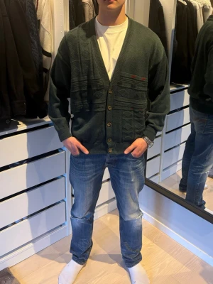 No. 1 Como cardigan - Riktigt snygg mörkgrön cardigan från No. 1 Como. Storleken är M, tveka inte på att höra av dig vid eventuella frågor och funderingar!🫠