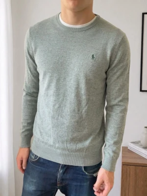 Grå Stickad Ralph Lauren Tröja -  Säljer en sjukt fet grå tröja från Ralph Lauren. Tröjan är i strl M men passar även S. Tröjan är även i bra skick och hör gärna av er vid frågor elr funderingar!!