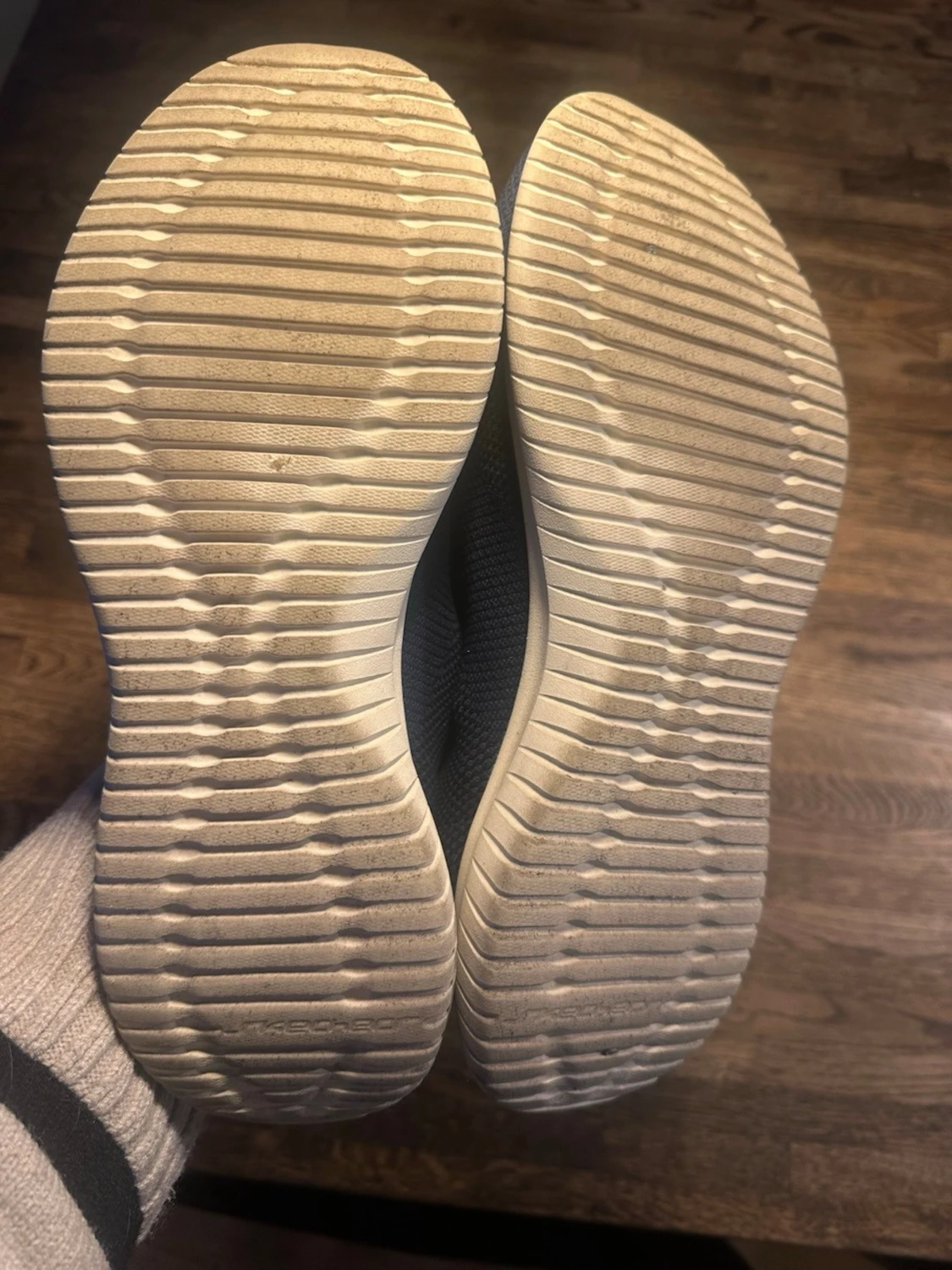 Mörkblå slip-on sneakers från Skechers - 2