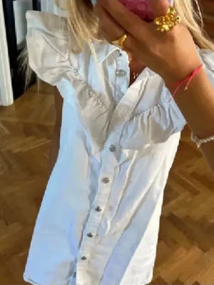 Zara klänning💖 - Såå snygg slutsåld klänning, därpå högre pris. Storlek M men passar även s/xs!🫰🏻