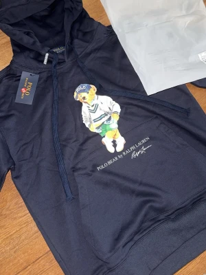 Blå Ralph Lauren Polo hoodie  - Mycket bra kvalitet med björntryck och Ralph Laurens signatur🔥😍