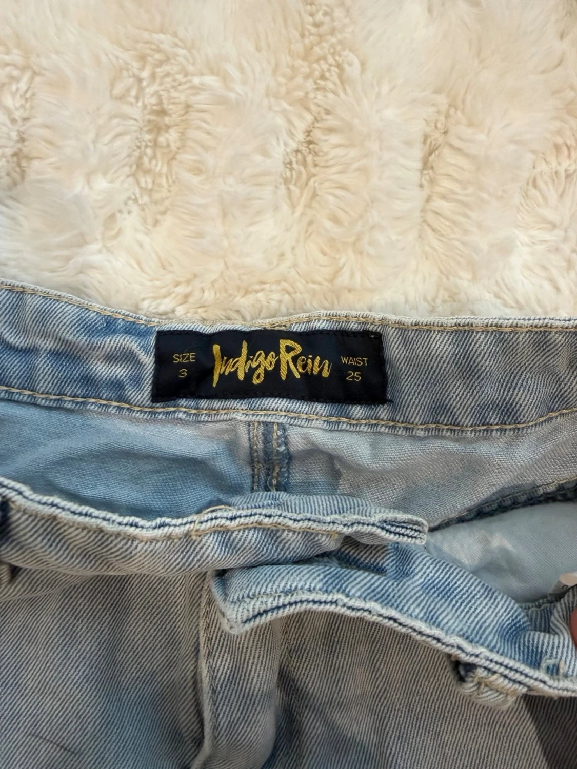Ljusblåa denimshorts med slitningar - 6