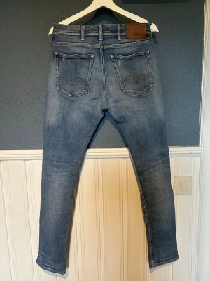 Replay jeans - Feta replay jeans med snygga fabriks slitningar, storlek 32/32. Bra skick utan några deffekter 