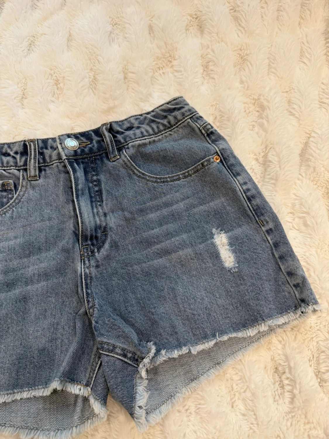 Blå denimshorts med fransig kant - 1