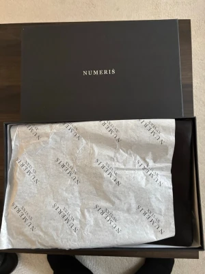 Numeris - Snygga skor från Numeris med  matchande svart dustbag. Perfekt för att förvara eller transportera dina skor på ett stilrent sätt. Extera snören fins med pris kan diskuteras vid snabb affär 