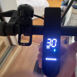 Xiaomi Mi Electric Scooter - Xiaomi Mi essential elscooter. Maxhastighet 30 km/h. Du får med laddare. Har även suttit på punkteringfria däck för runt 700. Vet inte riktigt hur långt den klarar men för mig som väger 65kg så klarar den kanske 10km på snabbaste läget.  Är gärna öppen för byten mot vad som helst. Kan prutas vid snabb affär mvh Vilde