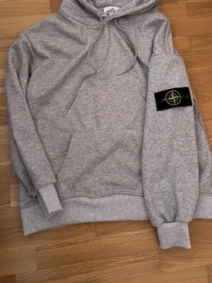 Grå hoodie storlek S - Top kvalitet hoodie som är helt ny och aldrig använt