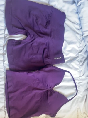DFYNE IMPACT SET I Grape Purple - Säljer ett lila träningsset från DFYNE med sport-bh och matchande shorts. Setet är sömlöst och gjort i stretchigt material som ger en bekväm och tight passform. Perfekt för gymmet eller annan träning där du vill ha både stil och rörelsefrihet.