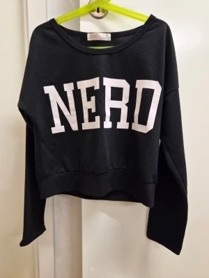 Svart sweatshirt magtröja med NERD-tryck XS - XS eller mindre S. Lös tråd på ena ärmen. 