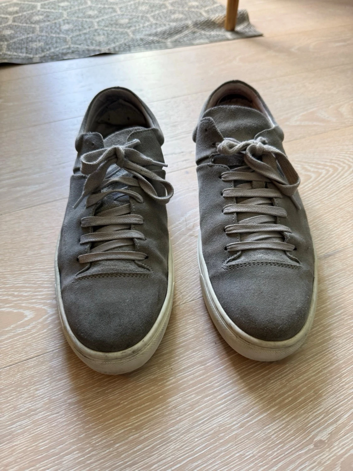 Jim Rickey Grå mockasneakers med vit sula