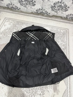 Svart väst/vinterjacka - Snygg svart vinter jacka som blir också till en väst så att man kan använda den på sommar,vinter,höst,vår jag har använt den några gånger. Pris kan diskuteras 