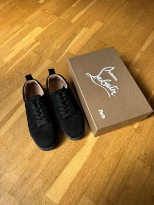 Christian Louboutin Svarta Sneakers - Säljer dessa Loubs jag fick av storebrorsan på min födelsedag (Inte riktigt min stil så). Svarta mocka låga Loubs i storlek 42. Pris kan diskuteras. 