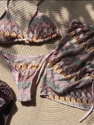Bikini med kjol missoni boho - Underbart set med bikini och kjol i Missoni inspirerat mönster 🌞 Boho festival style 🏝️  Helt ny! Köp gärna med bundle för rabatt 🧡 