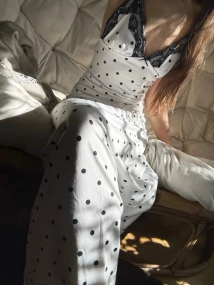 Polka dot klänning - Sommarens klänning! 🍋 Skönt, mjukt tyg. Sitter så fint på 🌸 Justerbara axelband, långklänning.  Köp med bundle!