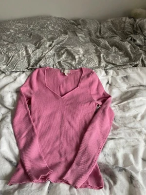 Ribbad tröja - Ribbad tröja ifrån h&m i bra skick men lite små nopprig. Strl S.