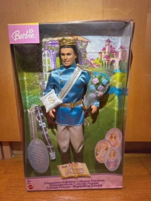 Barbie Princess Collection Ken Fairy Tale Prince 2003 Mattel - Sällsynt samlardocka från Barbie Princess Collection – Ken som Fairy Tale Prince från Mattel, utgiven 2003. Inspirerad av Barbies klassiska sagofilmer som Rapunzel, Svansjön och Nötknäpparen.  Dockan är oöppnad och kvar i originalförpackning (NRFB/New in Box). Ken bär ljusblå prinsuniform med gulddetaljer, krona, stövlar och blomsterbukett. Fin displaybox med sagotema och illustrationer från Barbie-filmerna.  Perfekt för Barbie-samlare, Y2K-nostalgi eller som present.  Skick: Oöppnad i originalb