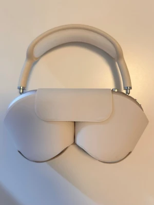Apple AirPods Max  - Apple AirPods Max med fodral och laddarsladd. Använda 2-3 gånger max, men tycker inte dom passar min huvudform och kommer därför säkert mer till användning av någon annan☺️Litet märke på ena sidan syns på sista bilden. Köpta på vinted så kvitto finns tyvärr inte. Serie nr syns på bild 4. Färgen är åt det silver/beiga hållet. Hör gärna av dig för fler bilder!