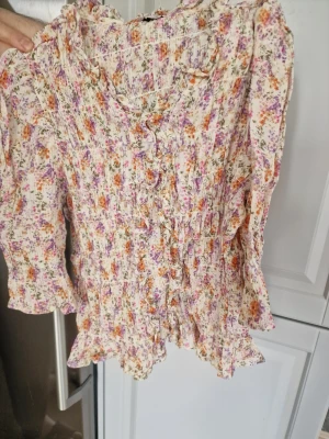 Blommig blus från veramoda  - Supersöt blus från veramoda. Storlek S eller xsmal. Lappen är borta.