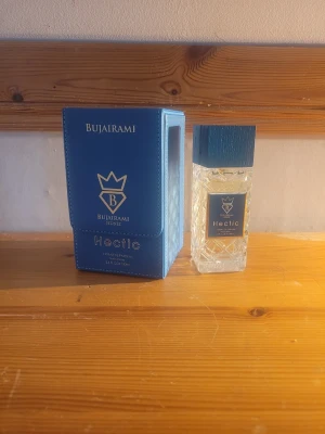 Bujarami Hectic Extrait de Parfum - Hectic av Bujairami! Volymen ser man på bilderna. Påminner om LV Imagination. Kommer med originell förpackning, skickar samma dag eller senast nästa! :)