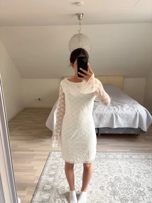 Jätte fin Nelly klänning!😻 - Väldigt fin Nelly klänning som sälj pågrund av att den inte kommer till användning!💗Den är öppen i ryggen med en rosett lite längre upp. Använd 1 gång innan, hör av er på dm om ni vill ha bättre bilder eller är intresserade!❤️