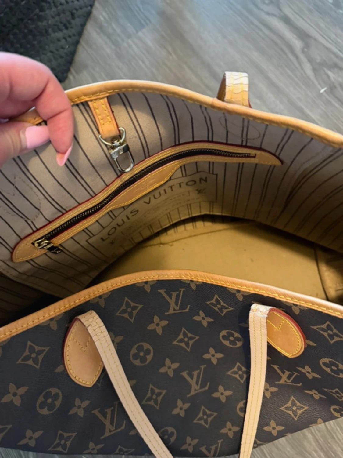 Brun väska med monogram - 1
