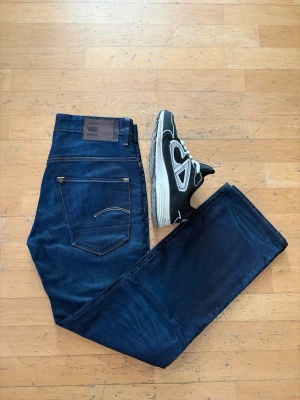 G-star raw jeans  - G-star raw jeans i modell Radar loose, storlek - W31 L32. Mörkblå
