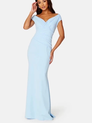 Ljusblå offshoulder maxiklänning  - Säljer ”Bardot pleat maxi dress” i färgen light blue från bubbelroom som är helt slutsåld på hemsidan. Använd 1 gång men den har smååå tecken på användning. Skriv privat för bilder eller ytterligare info💕💕