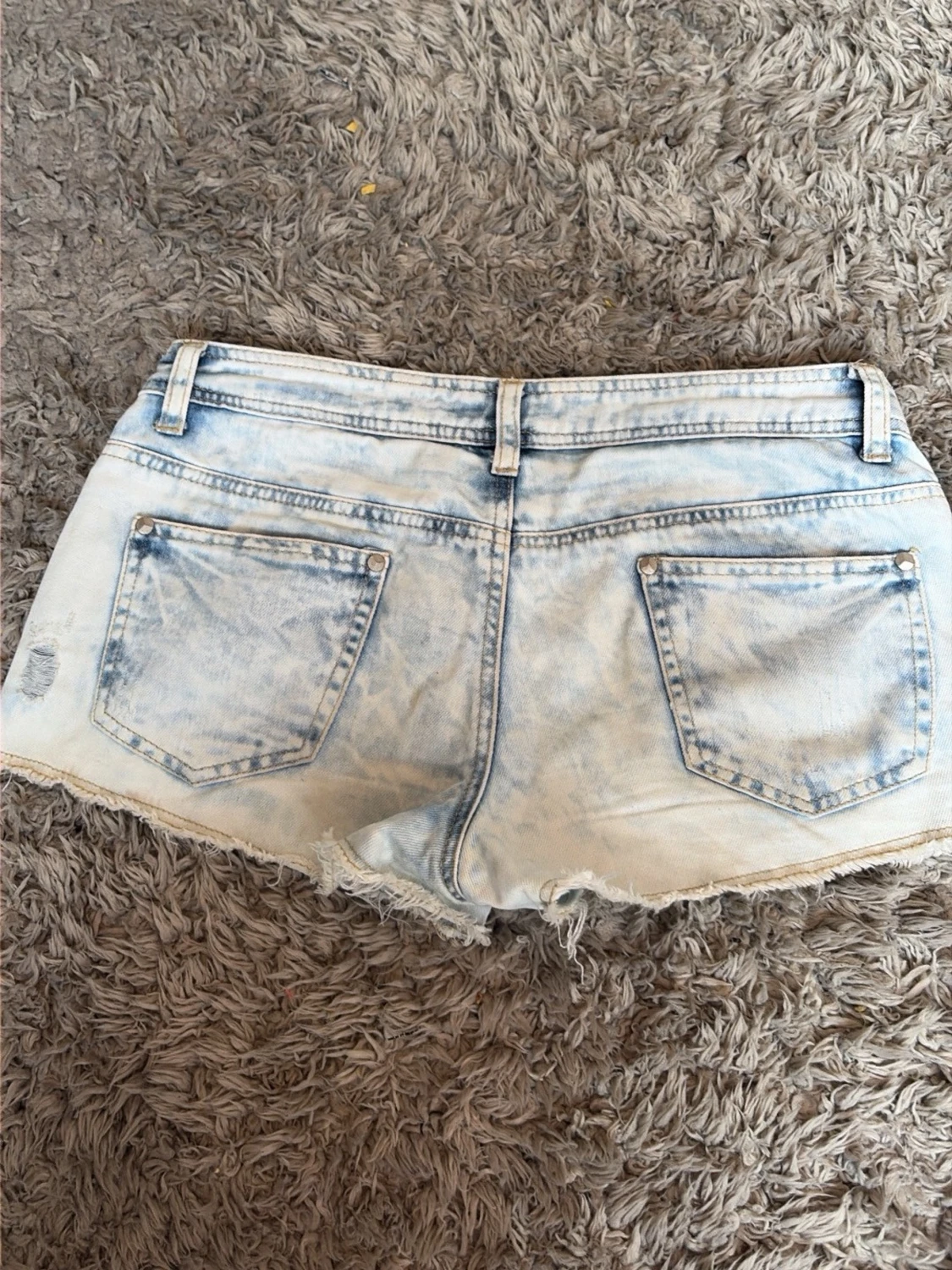 Ljusblå jeansshorts med nitar - 1