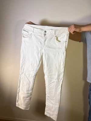 Vita jeans - Hör av er vid frågor!☺️