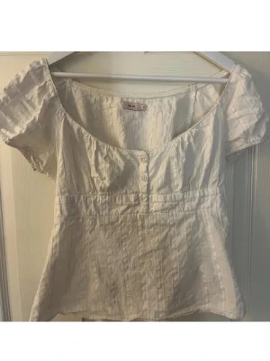 Söt nelly blus - Jätte gullig blus som passar perfekt ni till sommaren!