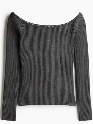 Grå ribbstickad off shoulder-tröja - Snygg grå ribbstickad off shoulder tröja med pärlor från h&m❣️