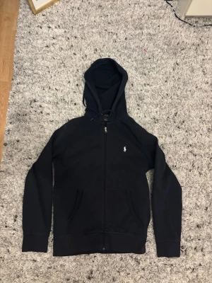 Ralph Lauren Zip Hoodie  - Jätte snygg zip, perfekt till vardaglig användning! Har en liten defekt vid fickan men syns inte så jätte mycket.