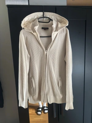 Cardigan  - Säljer denna riktigt snygga och eftertraktade cardiganen från indicode 🤍. Cond 9/10 säljs då den ej kommer till användning. Ställ gärna frågor ifall det undras, och lägg gärna prisförslag!!! 