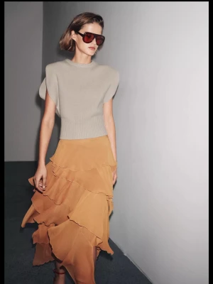 Beige västtopp från Zara - Jätte fin beige västtopp från Zara, Den är använd 1 gång, så den är i nyskick.  Den är helt slutsåld på hemsidan. Nypris 499kr💓