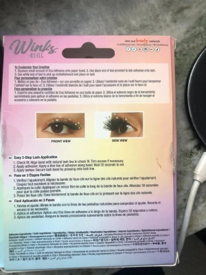 Ardell Winks Dare to Dazzle fransar - Snygga lösögonfransar från Ardell i modellen Winks Dare to Dazzle 222. Fransarna är svarta, långa och fylliga med en naturlig böj. Förpackningen innehåller även dekorativa stjärnor för att kunna pimpa din look. Perfekt för dig som vill ha extra effekt till ögonen. Även två små lim till också fattas dock en men gör inget kan ha den andra som extra frans.