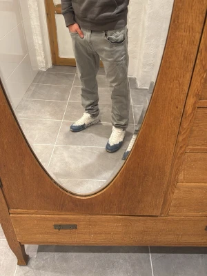 Replay jeans  - Ett par snygga byxor från Replay i storlek W33 L30 i modellen Anbbas 