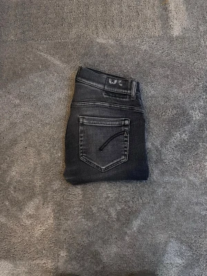 Dondup jeans  - Säljer dessa feta mörkgråa dondup jeans. Dem är storlek 30 och passar dig från 170-180(modellen är 177 60kg). Hör av er vid frågor eller fler bilder! Priset är ej hugget i sten👍🍹
