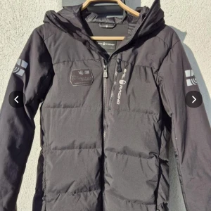 Sail Racing vinterjacka🖤 - En sparsamt använd och skön värmande dunjacka med slitstarkt, vind- och vattenavvisande yttertyg och 70/30-dunfyllning. Jackan är justerbar i huva, ärmslut och nederkant för en bekväm och personlig passform. Jackan har också flera praktiska fickor, bland annat framfickor med mjukt innerfoder för en varmare känsla. Ordinariepris: 4199 kr Färg: Carbon  https://www.stadium.se/herr/herrklader/jackor/dunjackor/353773101/sail-racing.m-cape-down-jacket.carbon
