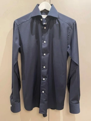 Eton skjorta i 100% merinoull - Säljer denna eton skjorta i 100% merinoull. Storlek 36. Nypris över 3000kr. Skriv vid funderingar