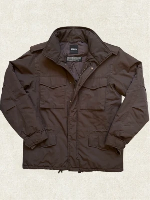 ASPESI FIELDJACKET - En oerhört snygg fieldjacket av det exklusiva märket Aspesi | Fodrad voch därför väldigt varm. Nypriset ligger på över 6000 kr. Hör av dig vid frågor!