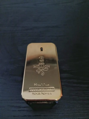 Paco Rabanne 1 Million EdT 50ml - 1 Million EdT från Paco Rabanne, 50 ml. Tillverkad i Frankrike. Snygg och ikonisk flaska som sticker ut i samlingen. Perfekt för dig som vill ha något unikt och trendigt. Använd ett fåtal gånger, ca 40 ml (se bild 3). Nypris: 749kr / Mitt pris: 349kr