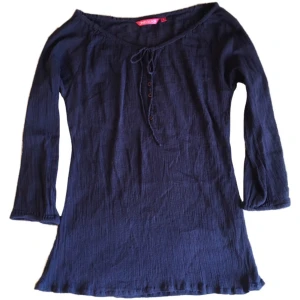 Vintage mörkblå blus/ långärmad topp, Indiska, hippie/ boho/ 60s/ 70s - Söt marinblå blus med snörning! 100% bomull 