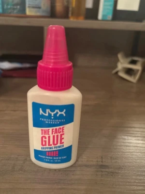 NYX The Face Glue Gripping Primer - NYX The Face Glue Gripping Primer i en beige plastflaska med blå och rosa etikett samt rosa skruvkork. Primern är framtagen för att ge sminket extra bra fäste och har en praktisk tubformad förpackning som är enkel att använda. För fler bilder/information skriv gärna, priset kan justeras 🤗❤️